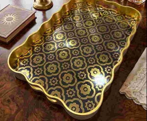 LEİLA LUNA HANEDEN DESENLİ ALTIN TEPSİ 40x28cm